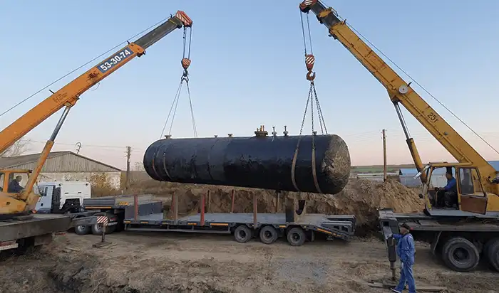 Разгрузка и установка газгольдера в селе Турочак Осуществляем доставку и монтаж газгольдера в живописном Турочакском районе. Этот процесс включает разгрузку спецтехникой и установку на подготовленное основание. Мы обеспечиваем полную автономность вашего дома или бизнеса, гарантируя надежное и бесперебойное газоснабжение в условиях Горного Алтая.