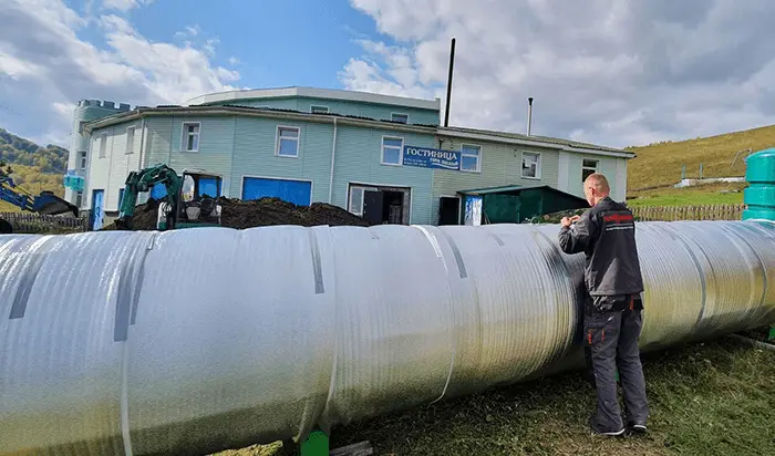 Автономное газоснабжение туристической базы вблизи Красной горы Реализовали проект по автономному газоснабжению туристической базы у подножия Красной горы в Усть-Коксинском районе. Установка газгольдера позволяет обеспечить стабильную работу отопления и горячего водоснабжения для гостей в удаленных уголках Алтая, сохраняя при этом экологичность и независимость от внешних условий.